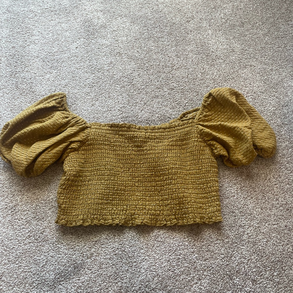 Adorable shirt. Could be off the shoulder, puff sleeve.